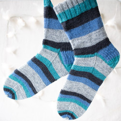 Hand-knitted warm socks for men with a high shaft and instep. Sizes 42-43 to 44 with color stripes. Made by Wollefein