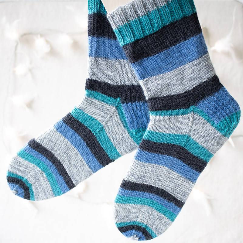 Hand-knitted warm socks for men with a high shaft and instep. Sizes 42-43 to 44 with color stripes. Made by Wollefein Hand-knitted warm socks for men with a high shaft and instep. Sizes 42-43 to 44 with color stripes. Made by Wollefein